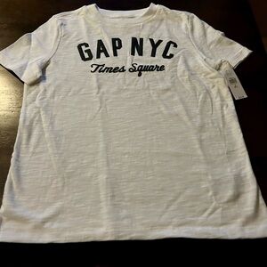 Boys white gap tee size S (6-7), brand new and still has tags.